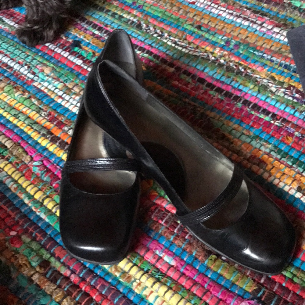 Comfortable low heel shoe 1 inch,good condition.